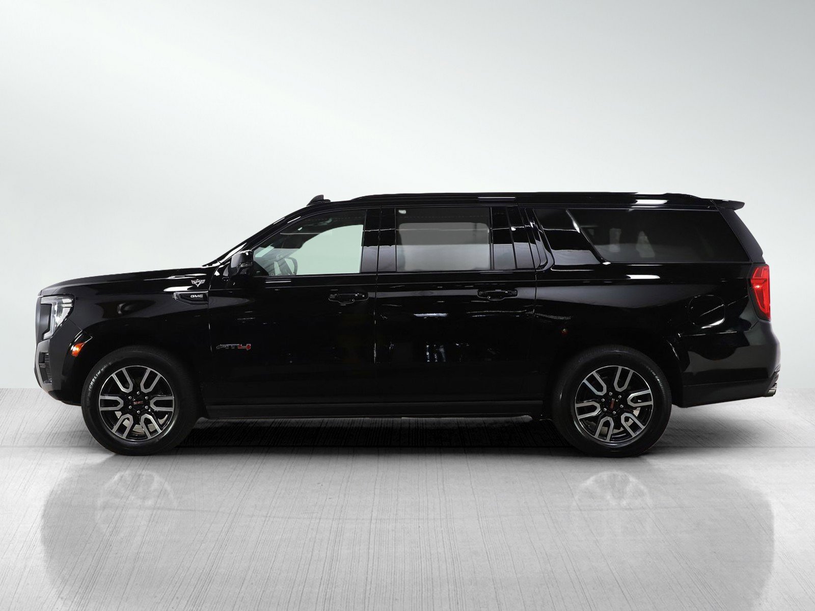 Used 2023 GMC Yukon XL AT4 w/ AT4 Premium Package AWD/4WD image 2