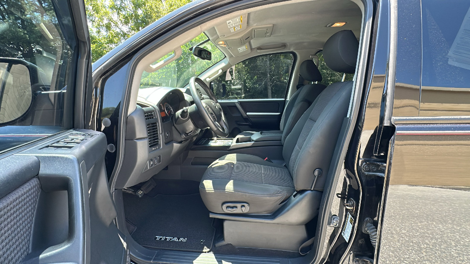 Used 2014 Nissan Titan SV image 14