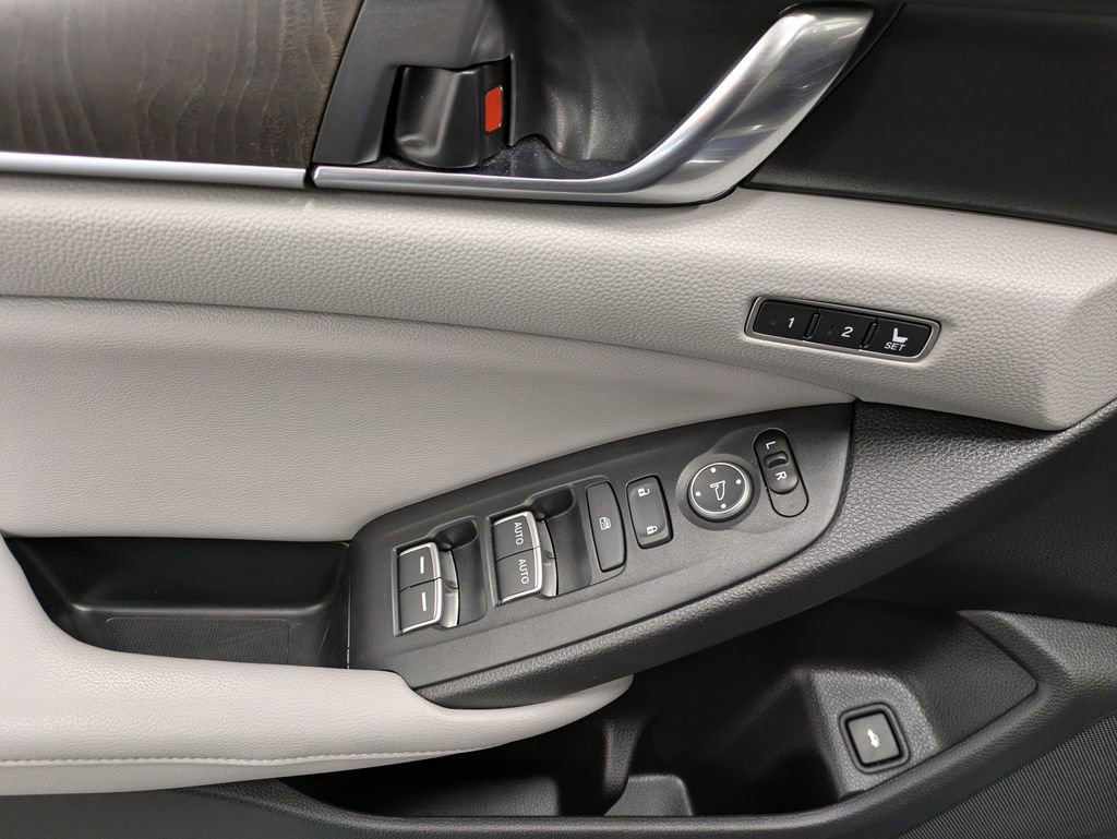 Used 2018 Honda Accord Touring image 9