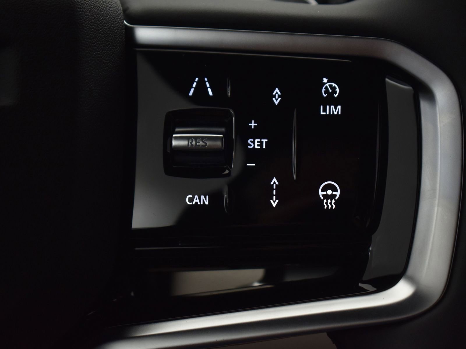 New 2024 Land Rover Discovery Sport Dynamic SE image 19