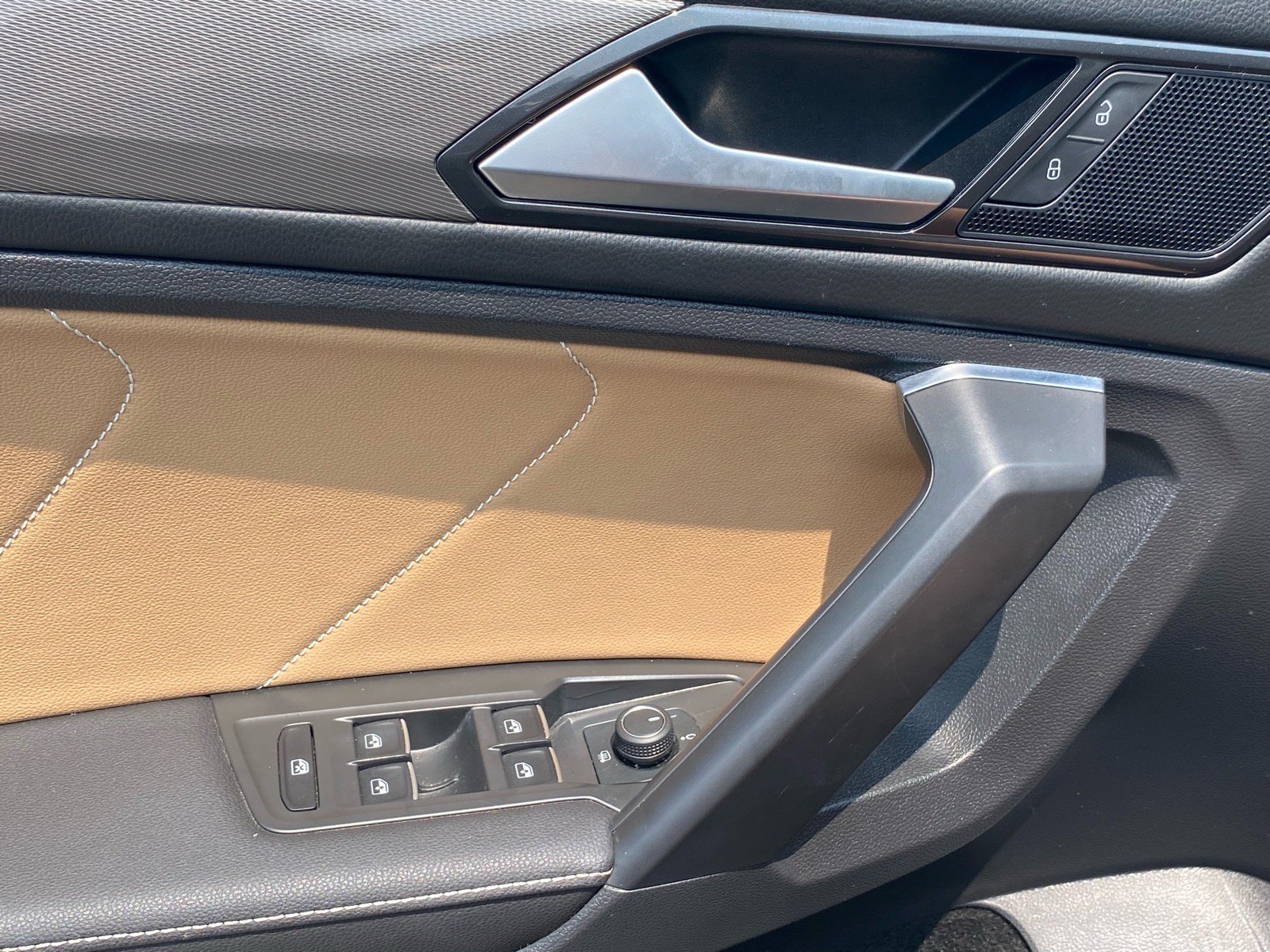 Certified 2023 Volkswagen Tiguan SE w/ Panoramic Sunroof Package AWD/4WD image 19