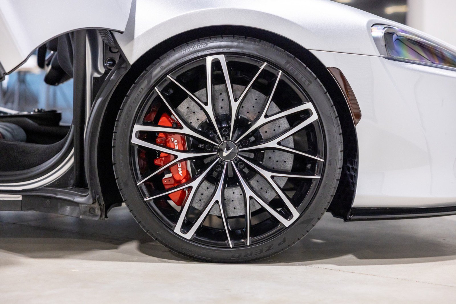 Used 2022 McLaren GT RWD image 22