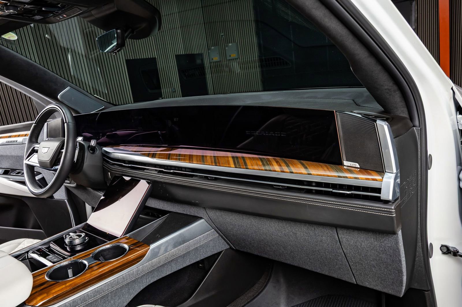 Used 2025 Cadillac Escalade ESV Sport Platinum w/ LPO, ONYX Package image 18