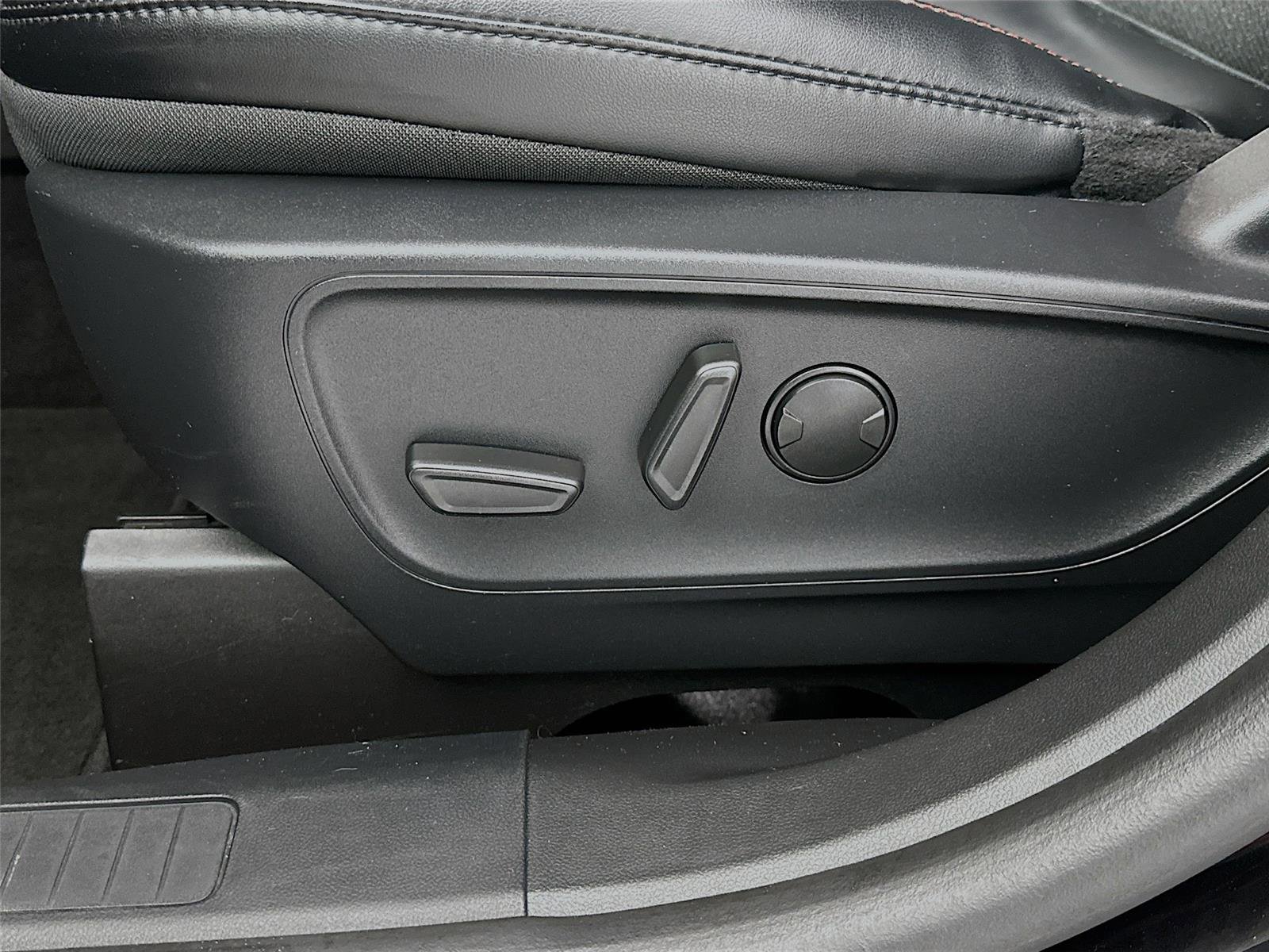 Used 2025 Ford Escape ST-Line image 19