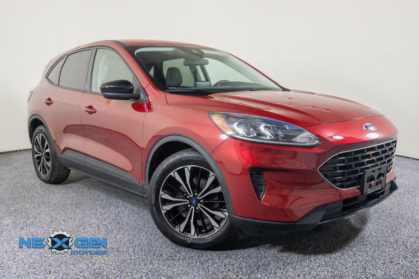Used 2022 Ford Escape SE w/ SE Sport Appearance Package FWD image 1