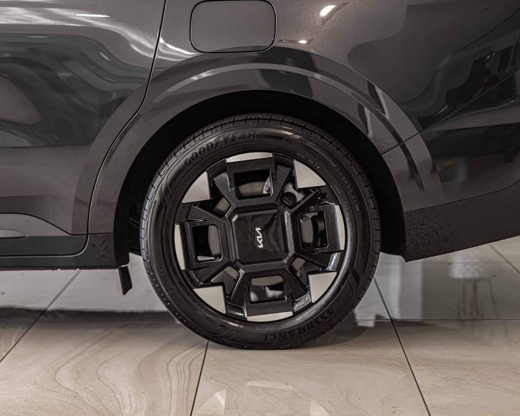 Used 2025 Kia Carnival EX image 8