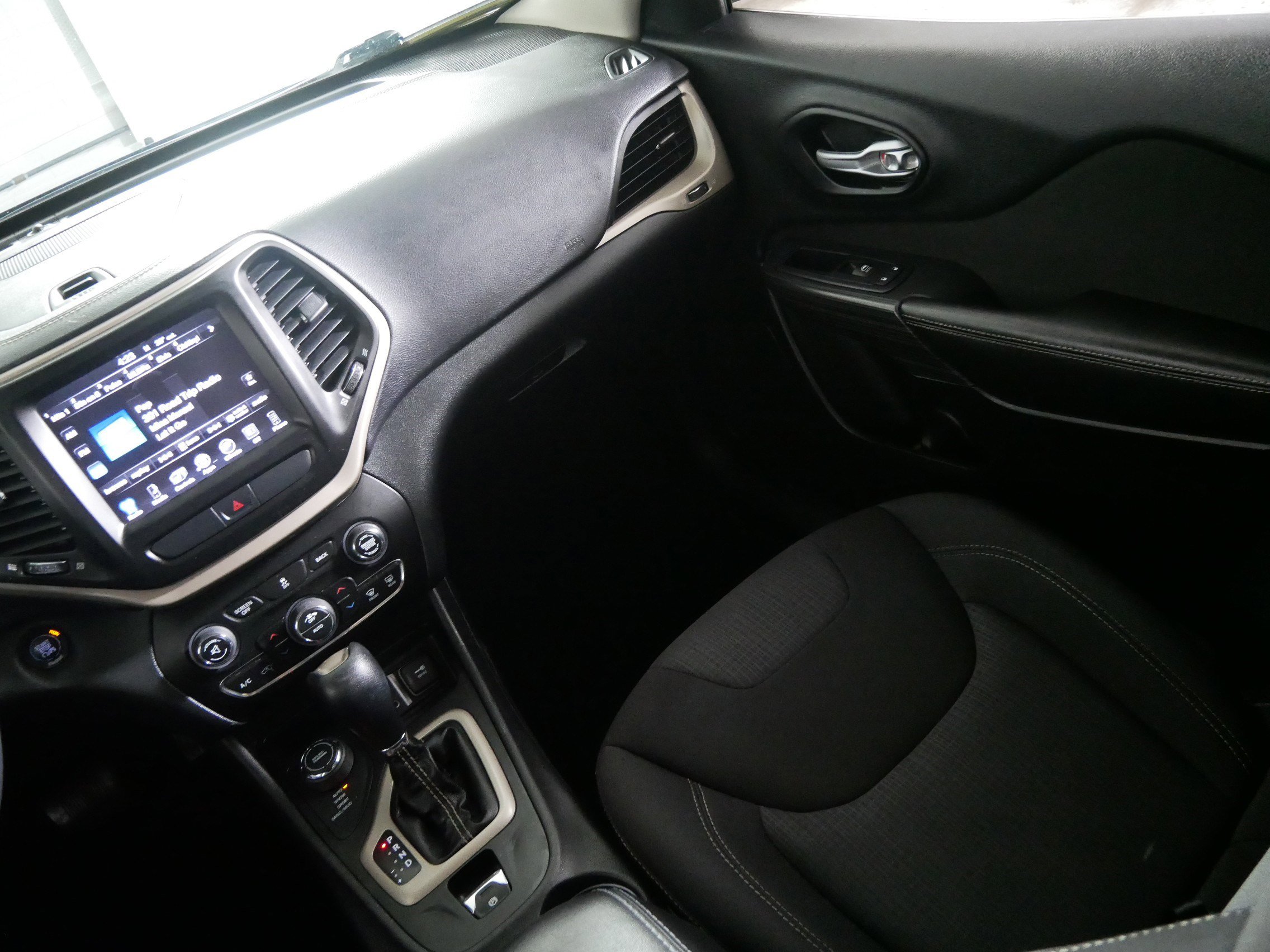 Used 2015 Jeep Cherokee Latitude w/ Comfort/Convenience Group image 11