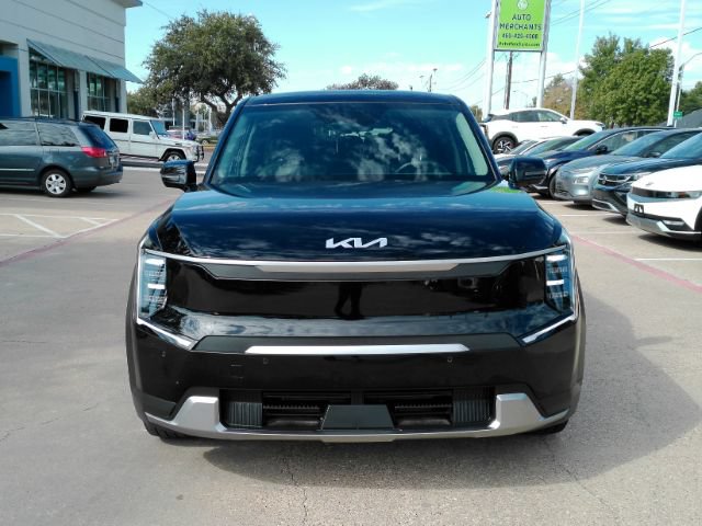 Used 2024 Kia EV9 Light RWD image 2