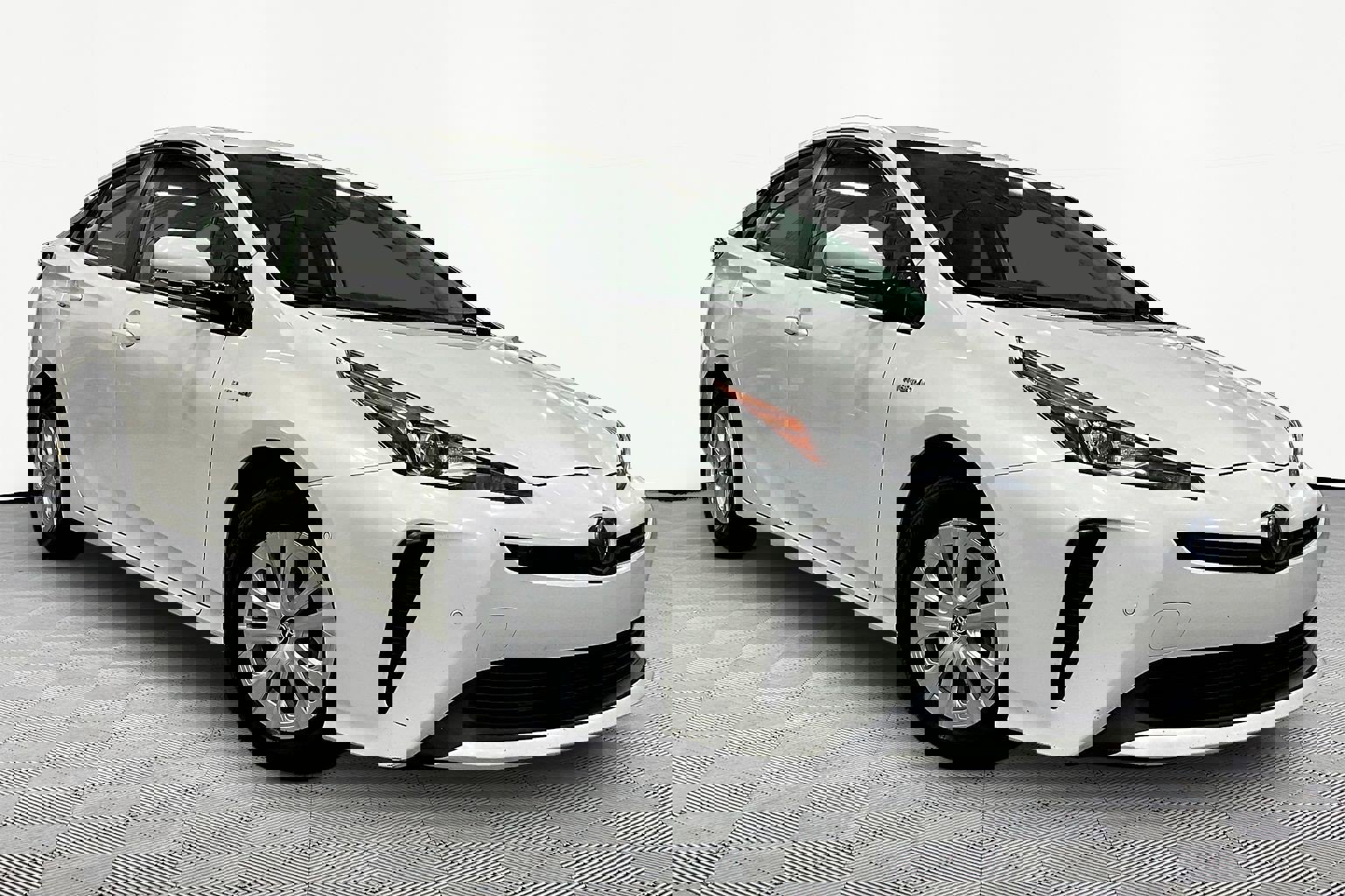Used 2020 Toyota Prius LE image 3