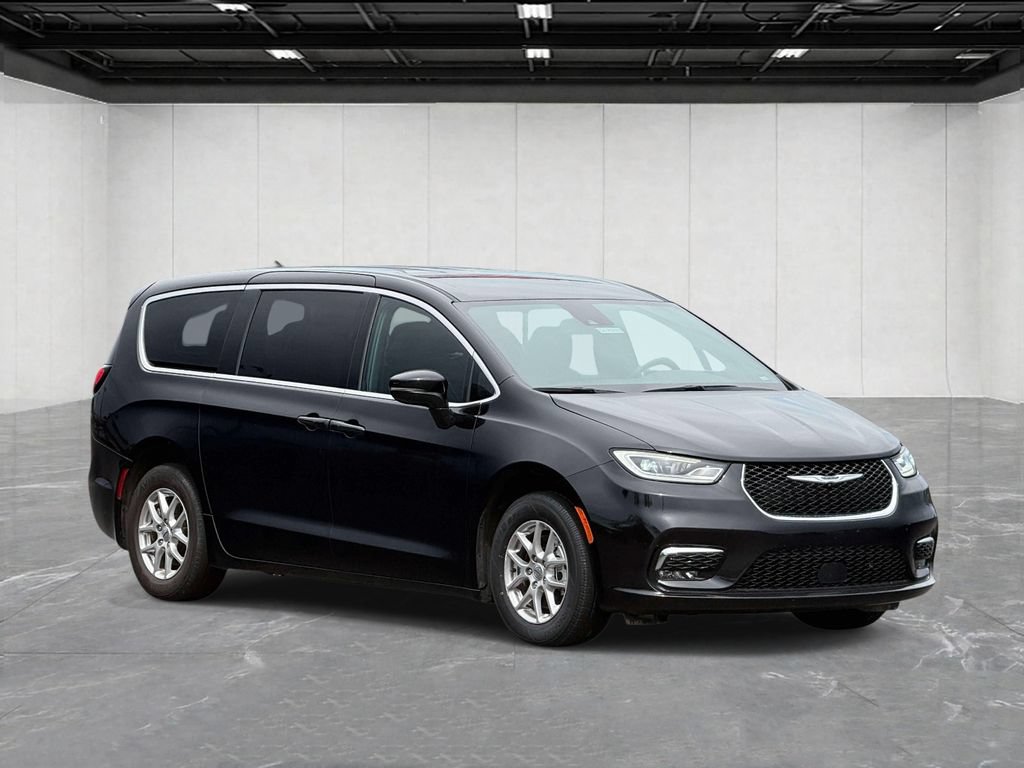 Used 2025 Chrysler Pacifica Select FWD image 3