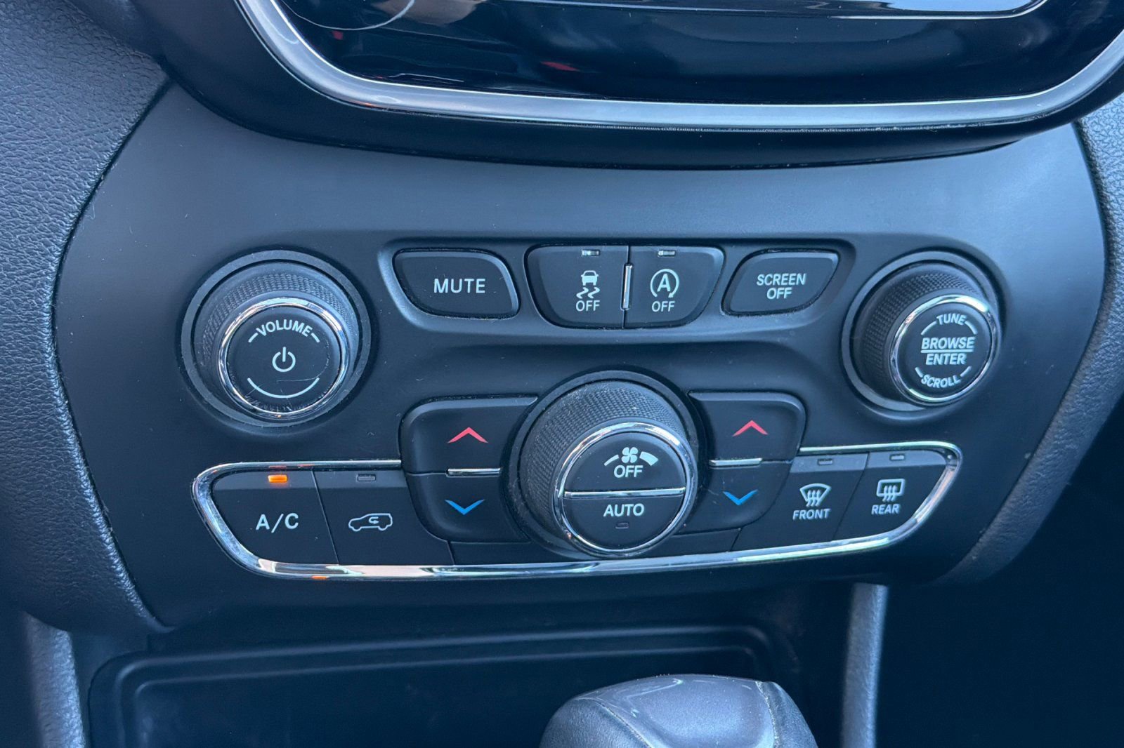 Used 2020 Jeep Cherokee Limited image 21