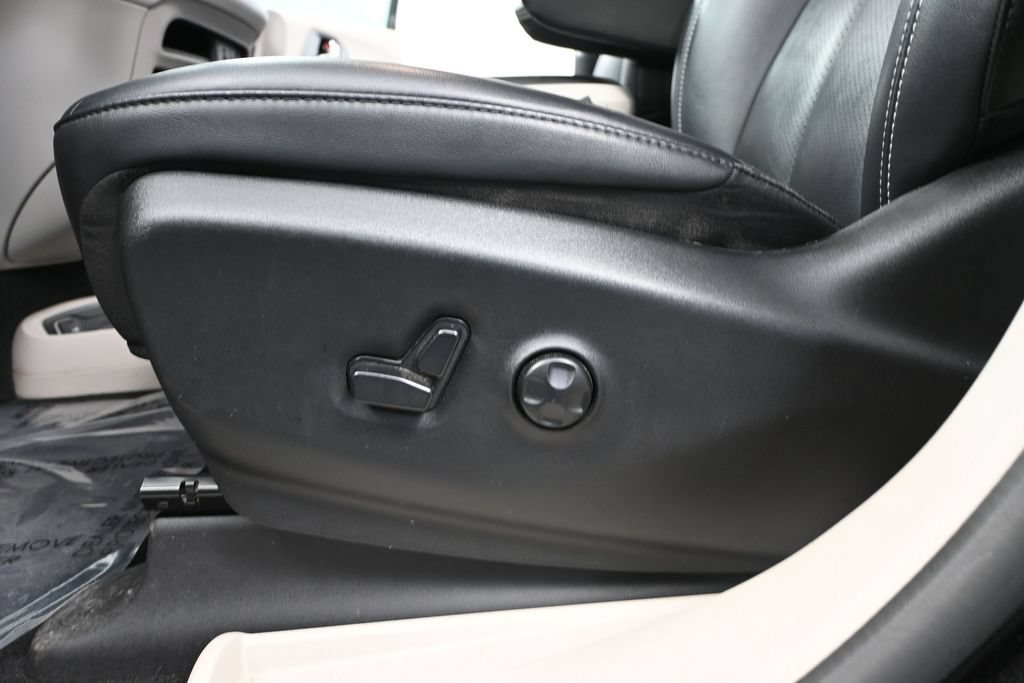 Used 2024 Chrysler Pacifica Touring-L FWD image 16