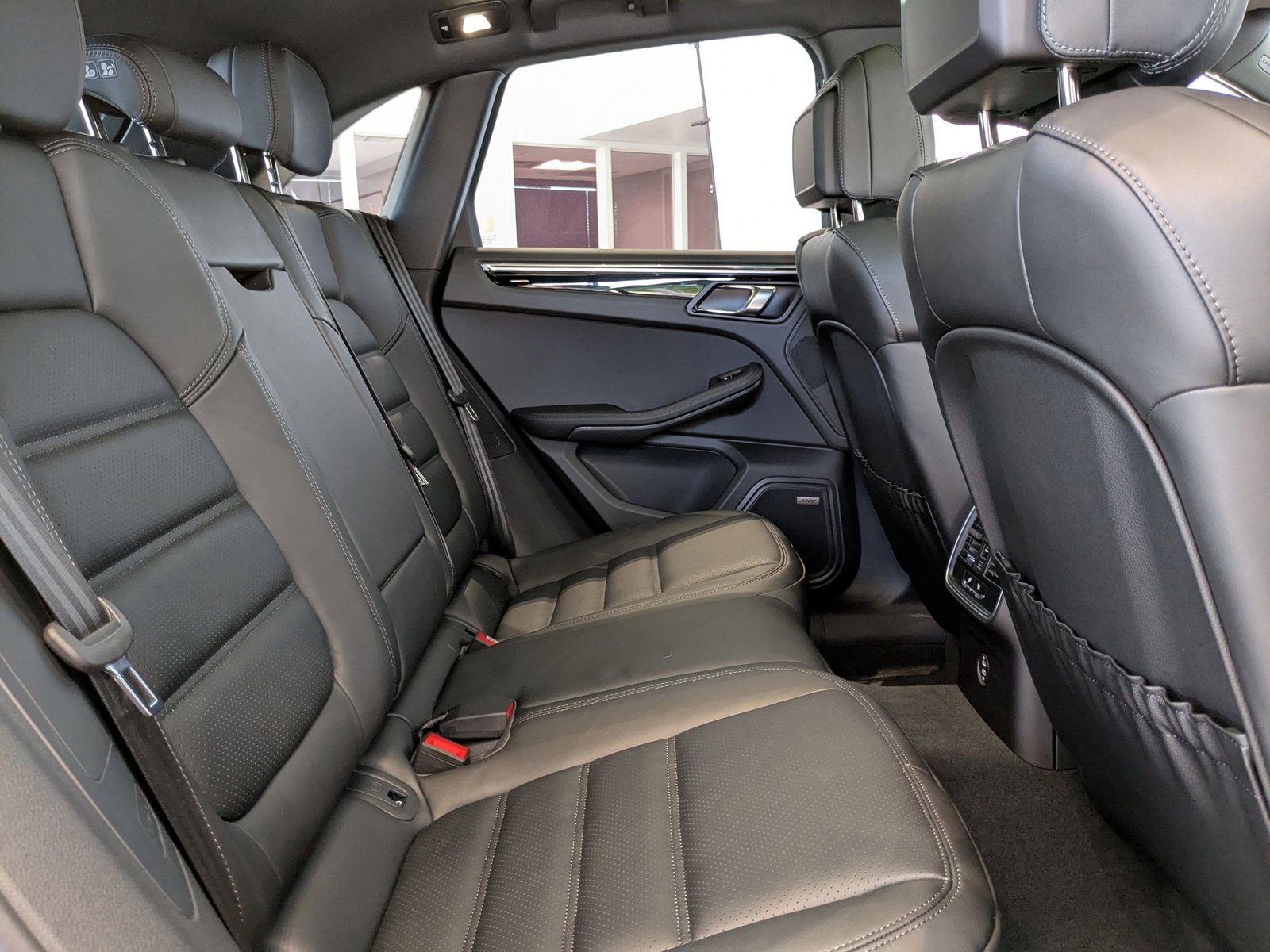 Certified 2025 Porsche Macan image 23