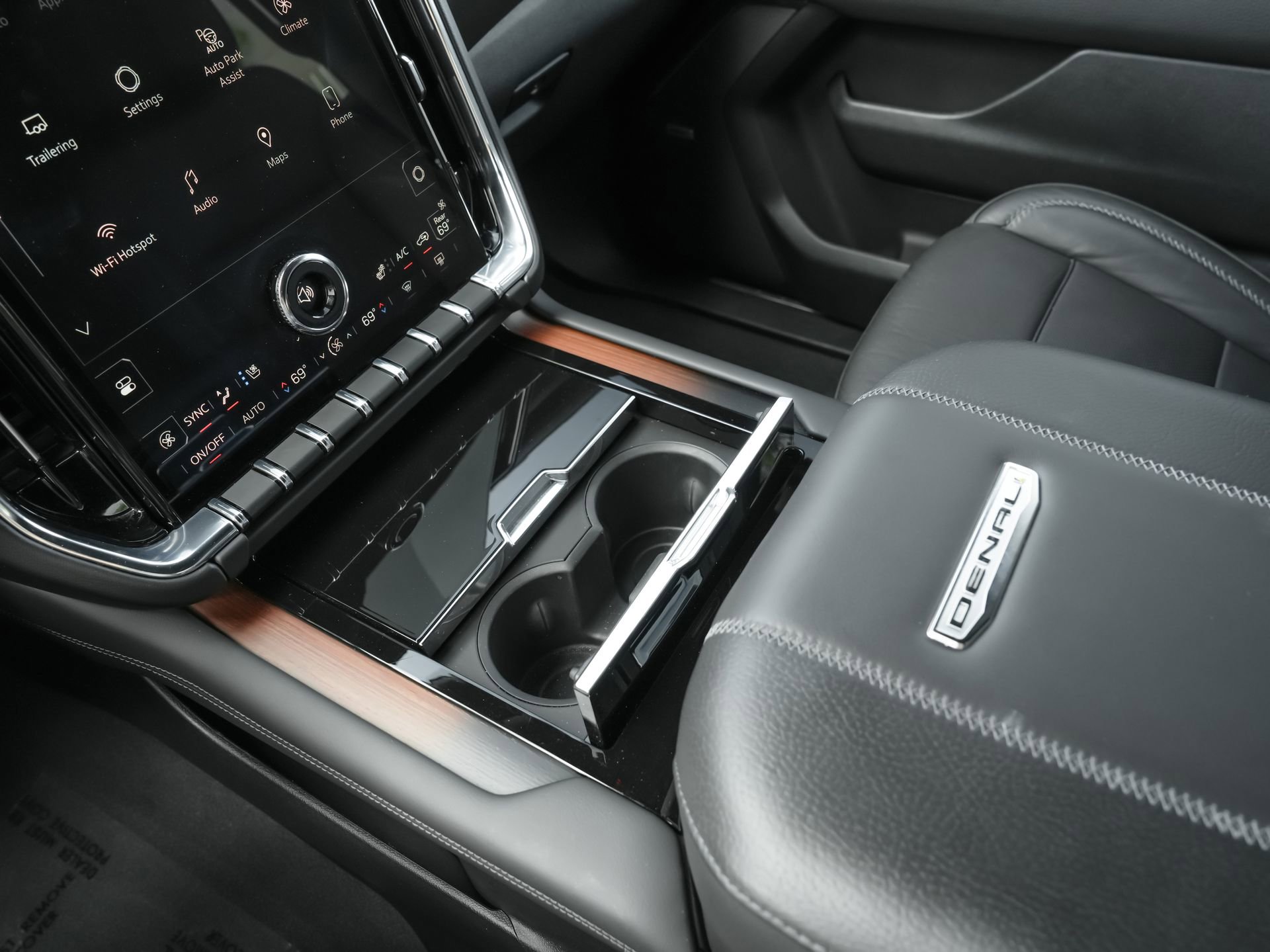 Used 2025 GMC Yukon Denali RWD image 11