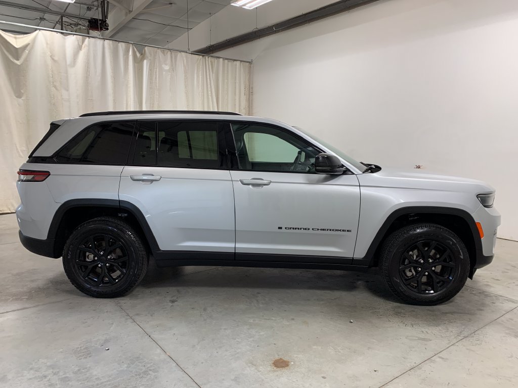 Used 2025 Jeep Grand Cherokee Altitude AWD/4WD image 26