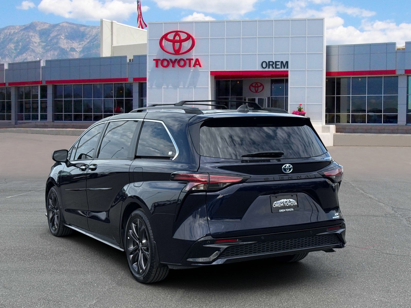 Used 2024 Toyota Sienna XSE FWD image 6