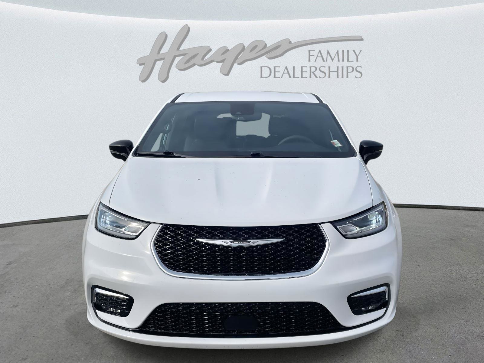 Used 2025 Chrysler Pacifica Select image 8