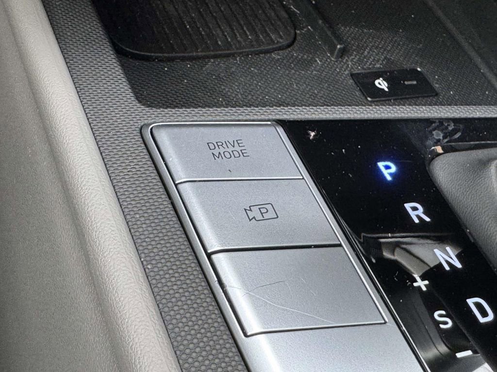 Certified 2025 Hyundai Elantra Sport image 29