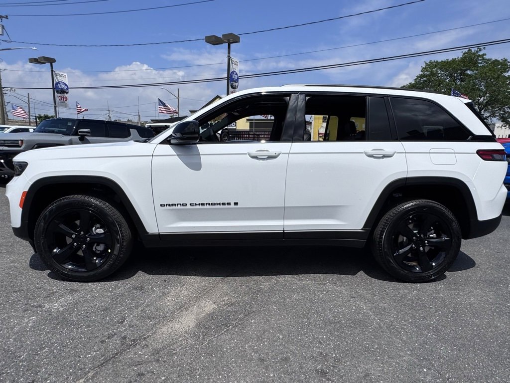 New 2025 Jeep Grand Cherokee Limited w/ Black Appearance Package image 4