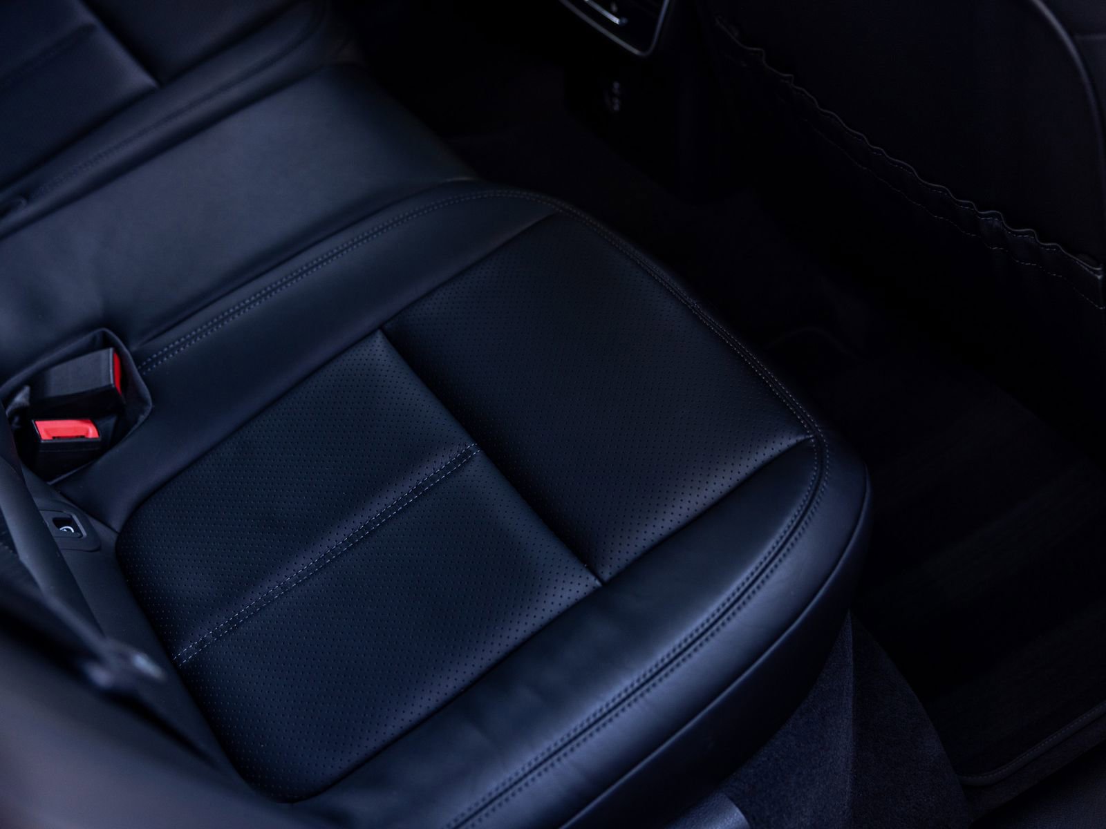 Certified 2024 Porsche Macan S AWD/4WD image 35