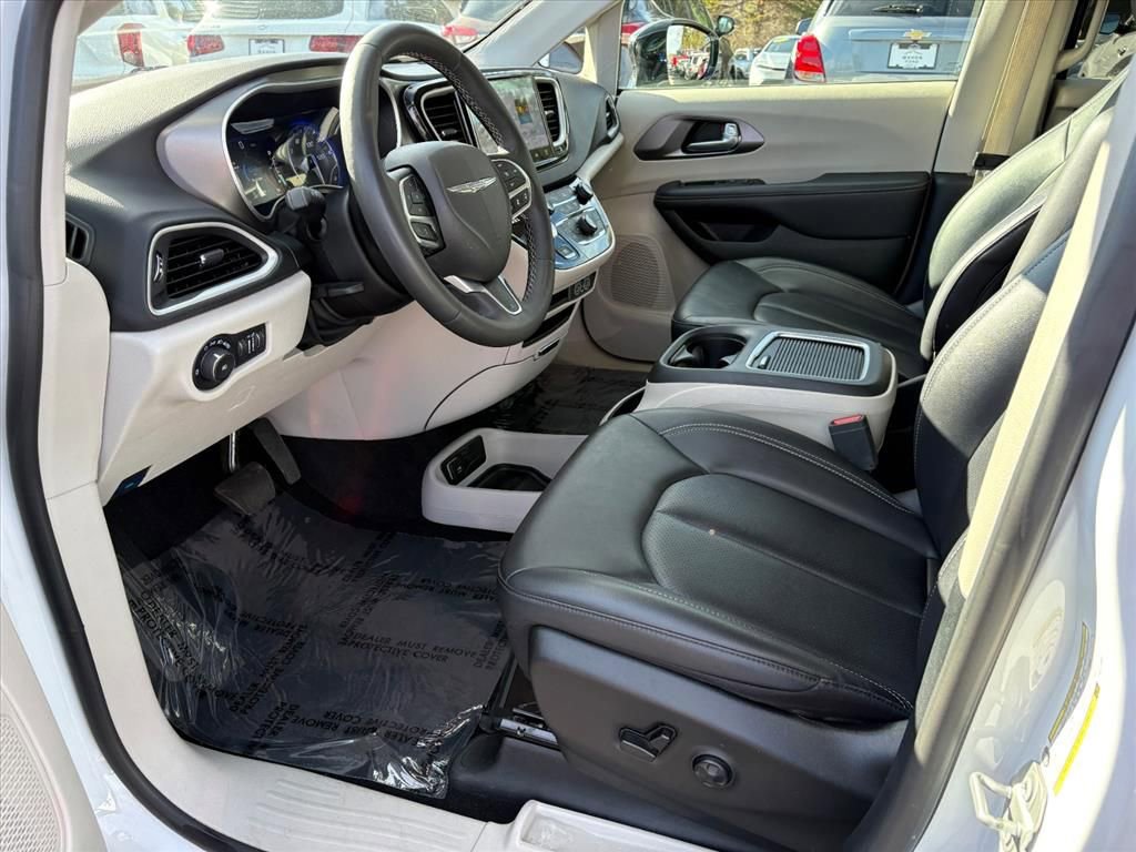 Used 2024 Chrysler Pacifica Touring-L image 15