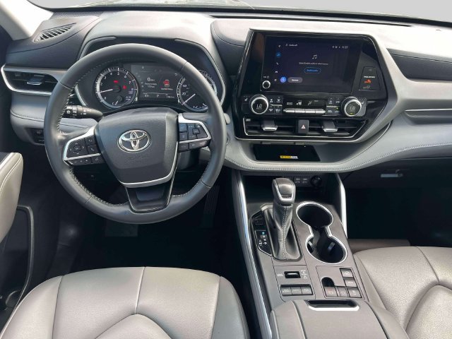 Used 2023 Toyota Highlander XLE AWD/4WD image 16