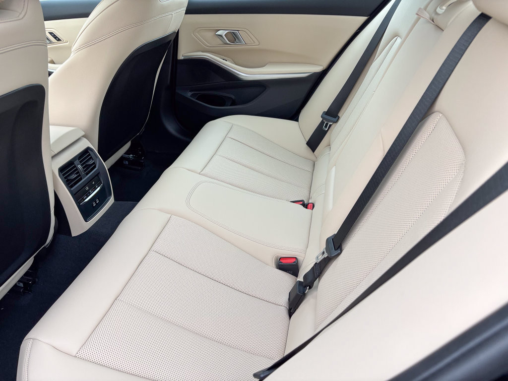 New 2026 BMW 330i xDrive Sedan w/ Premium Package AWD/4WD image 27