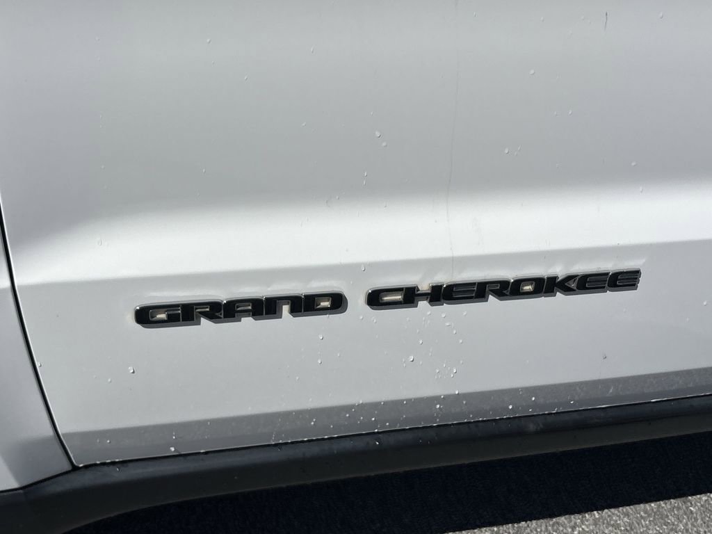 Used 2021 Jeep Grand Cherokee Laredo image 32