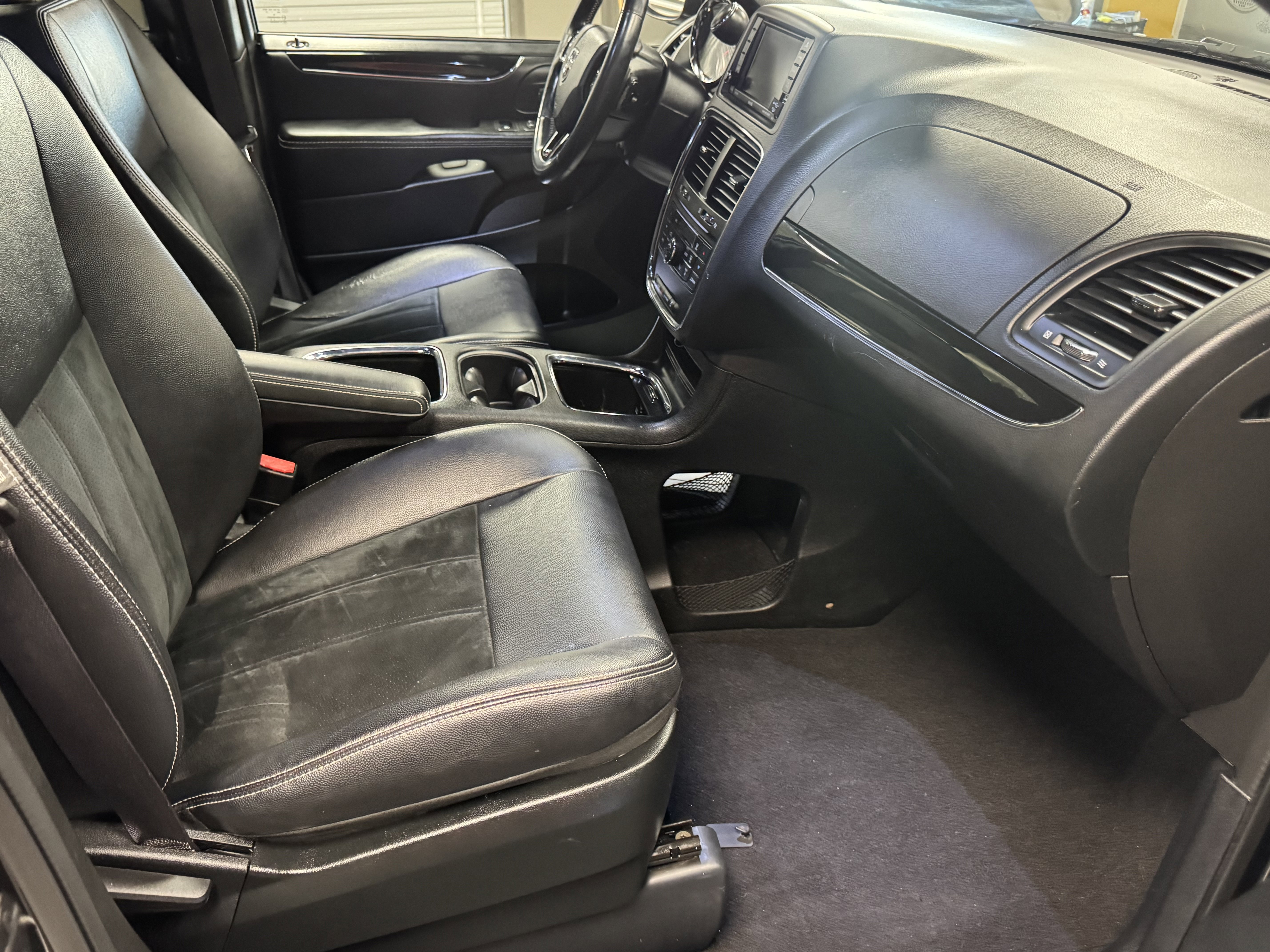 Used 2018 Dodge Grand Caravan SXT w/ Driver Convenience Group image 12