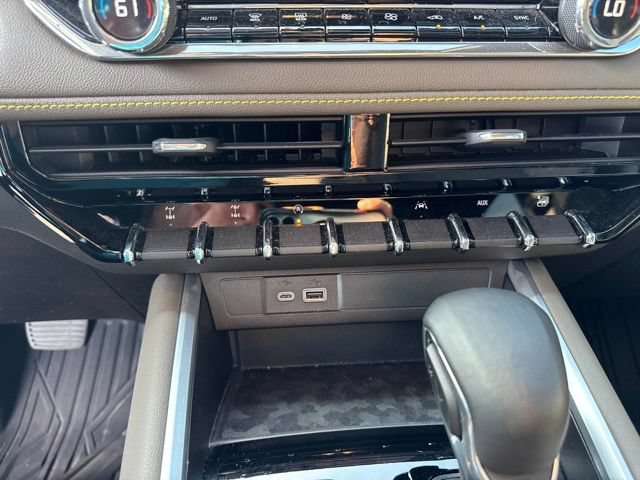 Used 2024 Chevrolet Colorado ZR2 w/ Technology Package AWD/4WD image 18