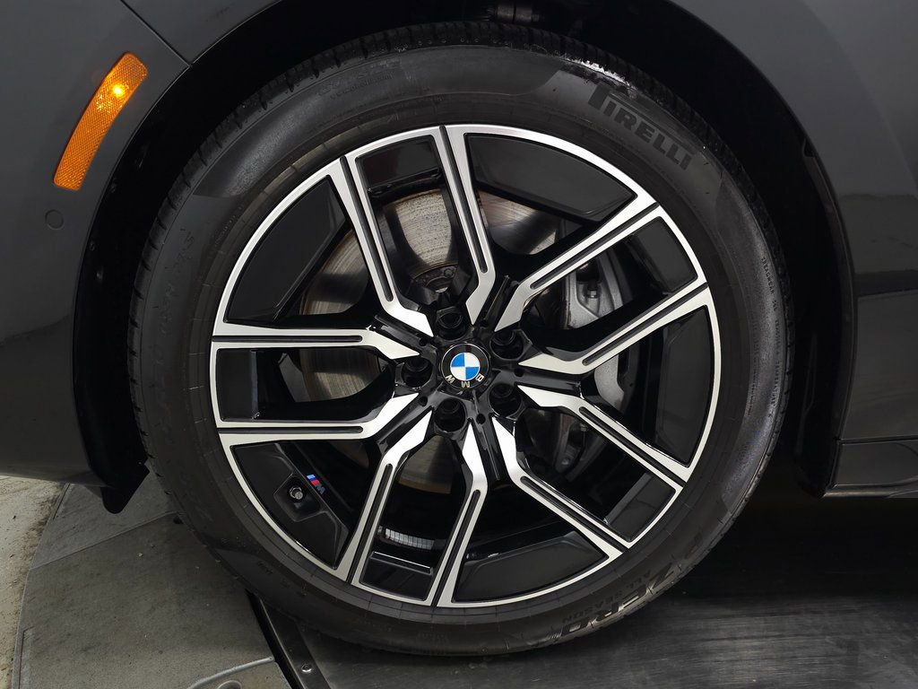 Used 2025 BMW 760i xDrive w/ Executive Package AWD/4WD image 14