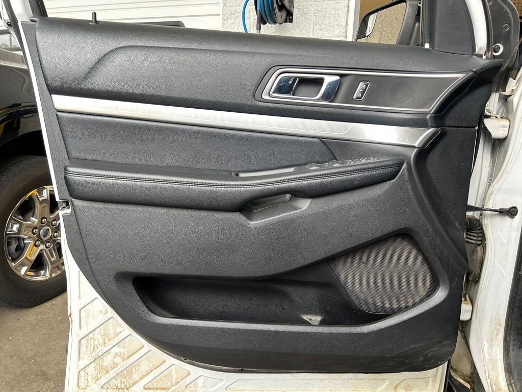 Used 2017 Ford Explorer XLT image 7