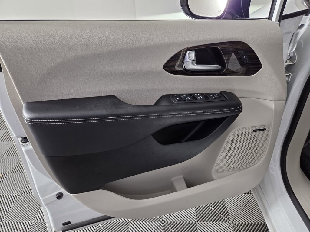 Used 2023 Chrysler Pacifica Limited w/ Uconnect Theater Family Group image 24