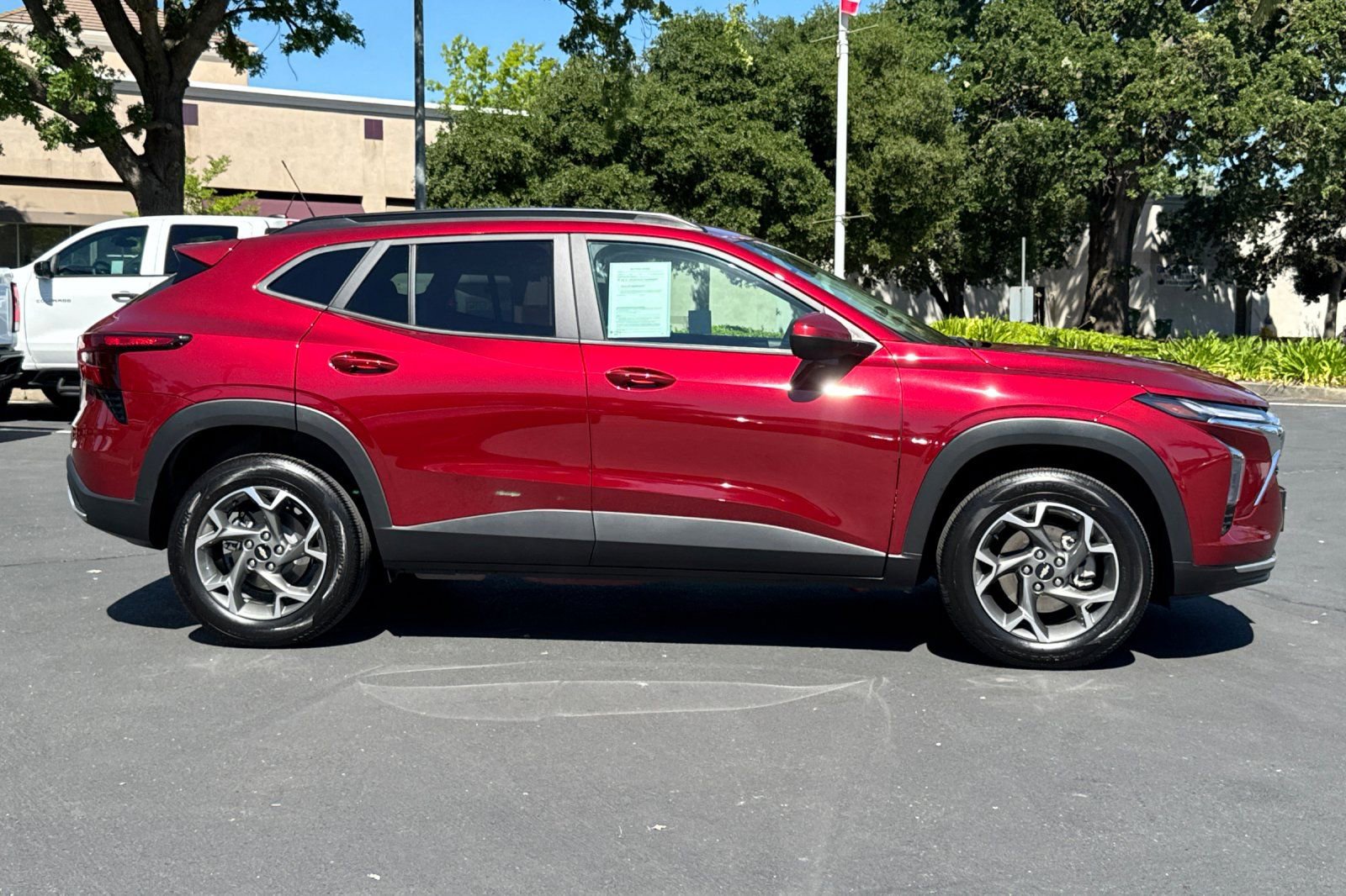 Used 2025 Chevrolet Trax LT w/ Driver Confidence Package image 2