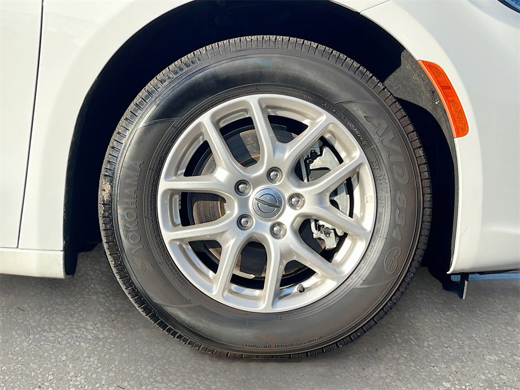 Certified 2024 Chrysler Pacifica Touring-L image 29