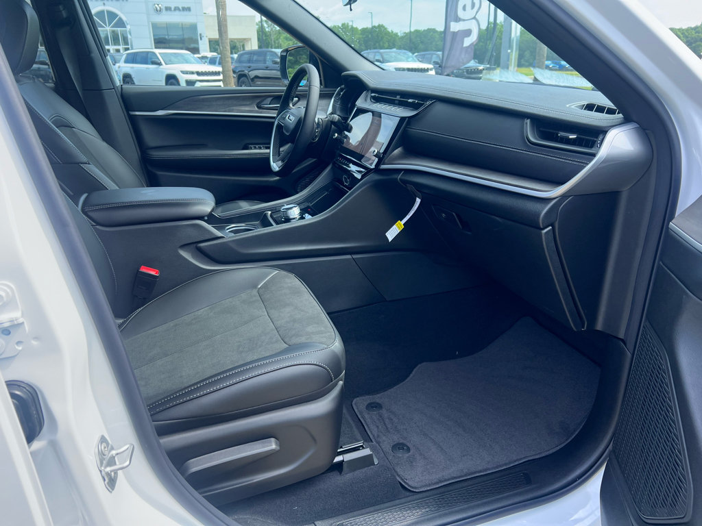 New 2026 Jeep Grand Cherokee Altitude AWD/4WD image 15