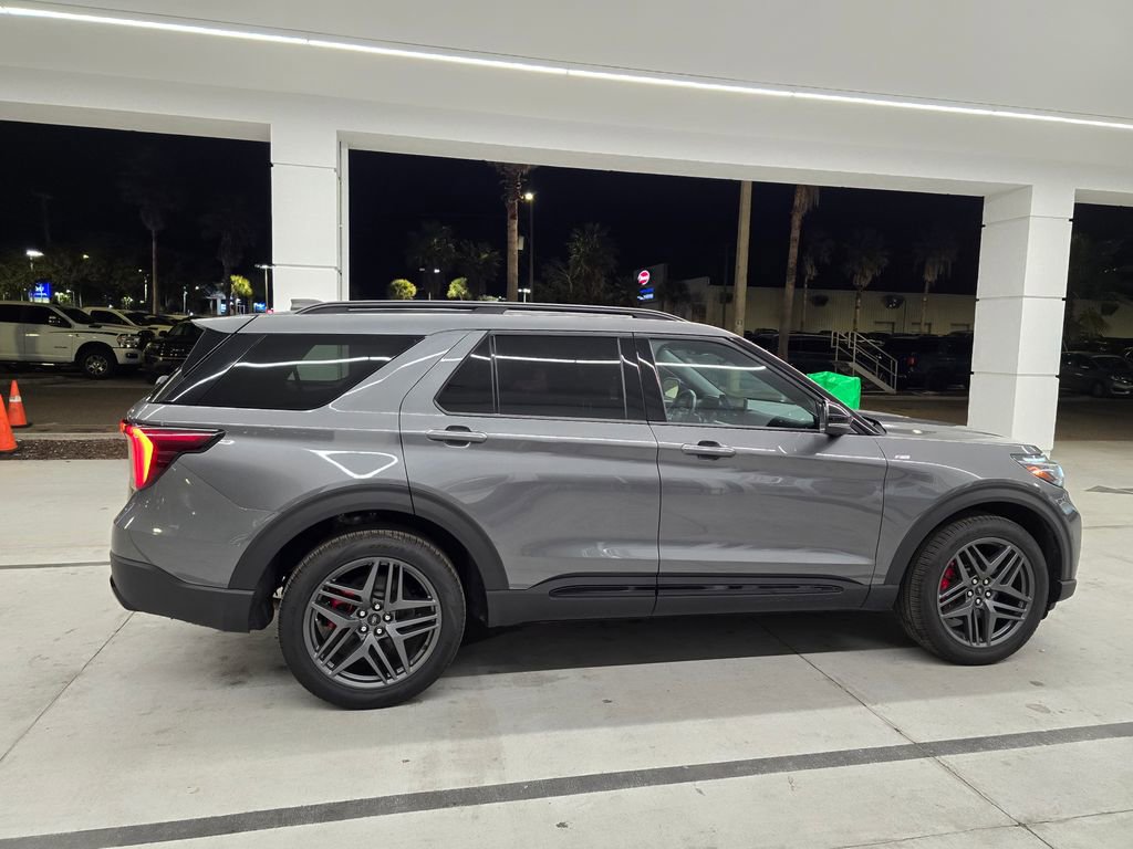 Used 2025 Ford Explorer ST-Line w/ ST-Line Street Pack image 7