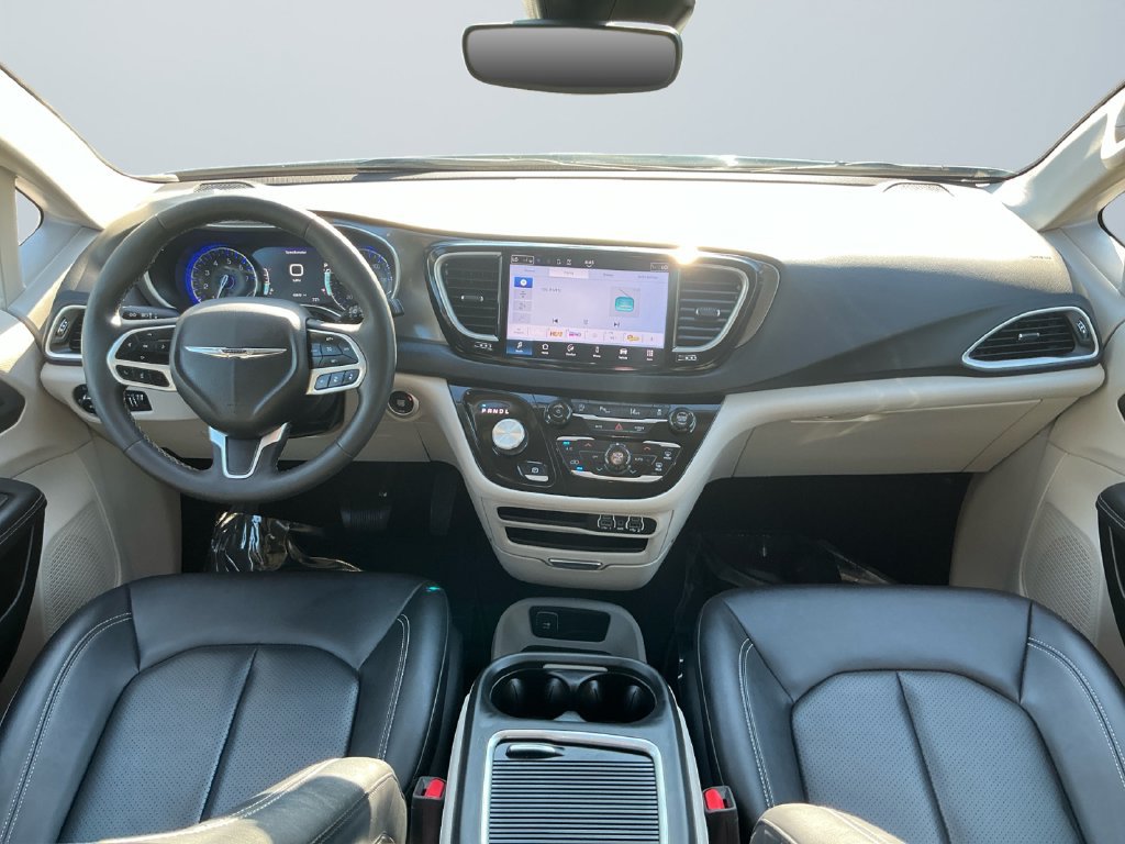 Used 2024 Chrysler Pacifica Touring-L FWD image 11