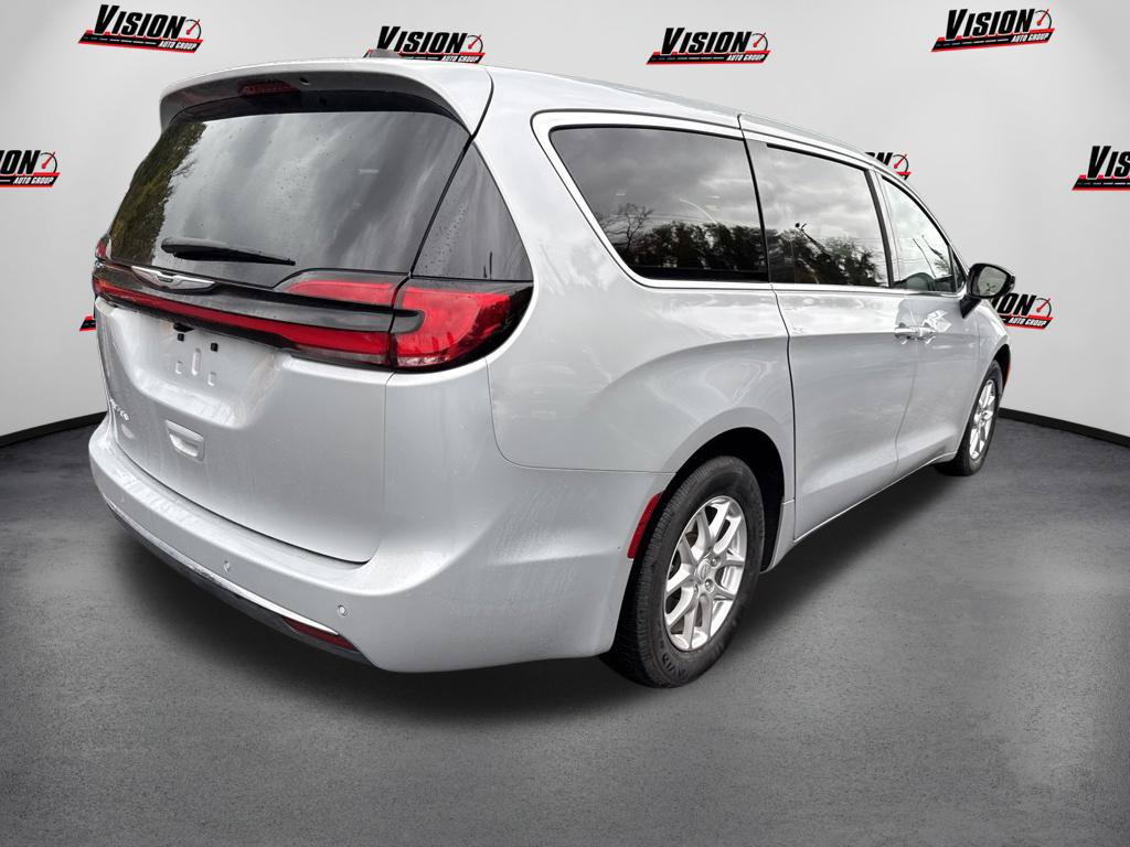 Used 2026 Chrysler Pacifica Select FWD image 5