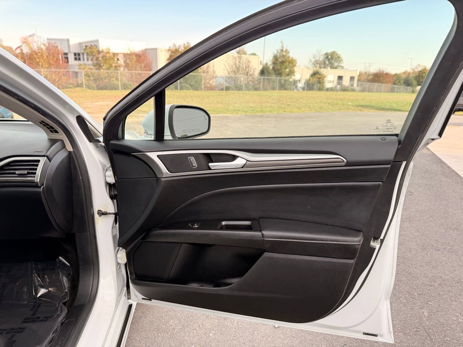 Used 2017 Ford Fusion SE w/ Equipment Group 602A FWD image 17