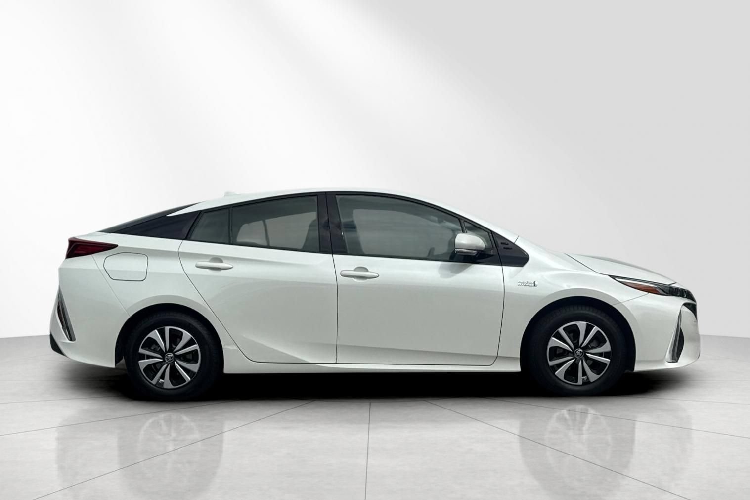 Used 2017 Toyota Prius Prime Premium FWD image 3