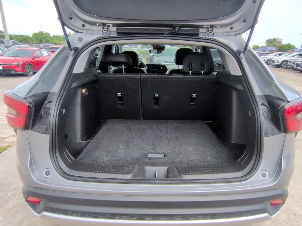 Used 2025 Chevrolet Trax LT w/ LT Convenience Package FWD image 28