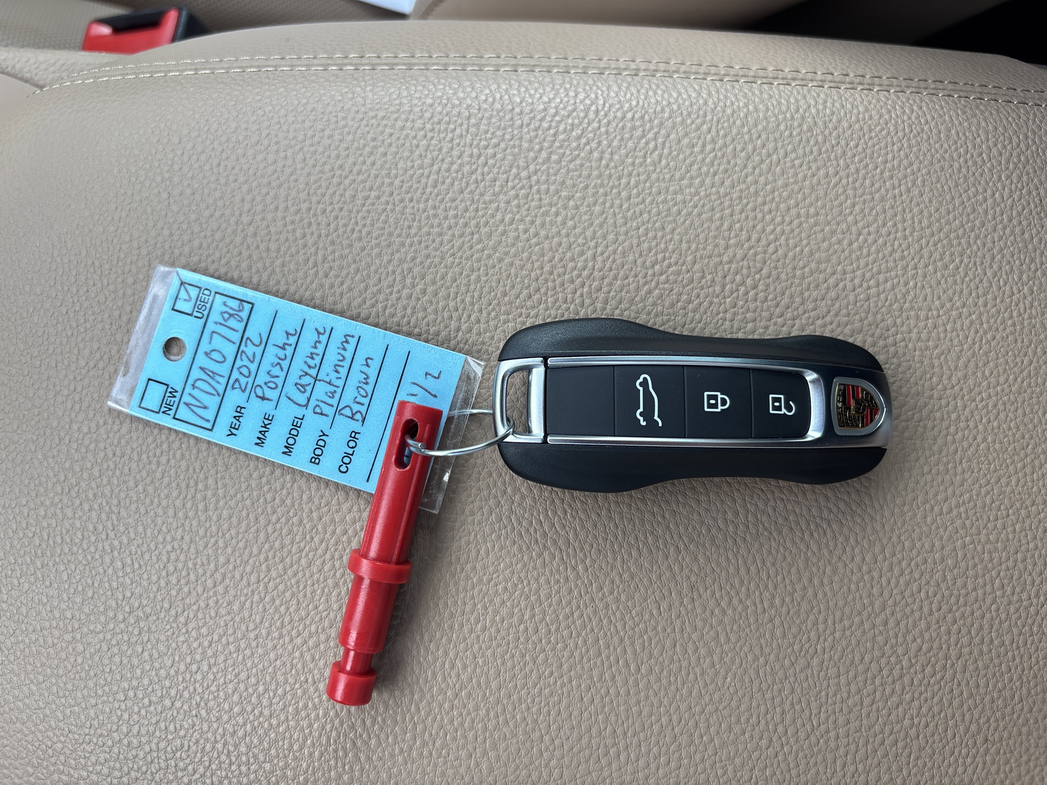 Certified 2022 Porsche Cayenne Platinum Edition image 21