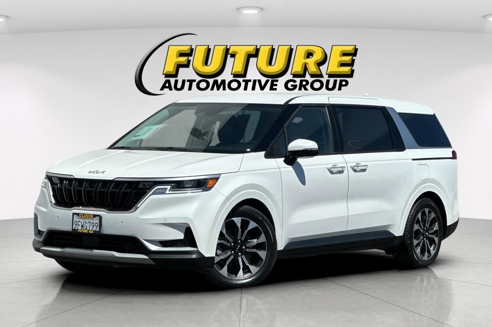 Used 2023 Kia Carnival EX image 8