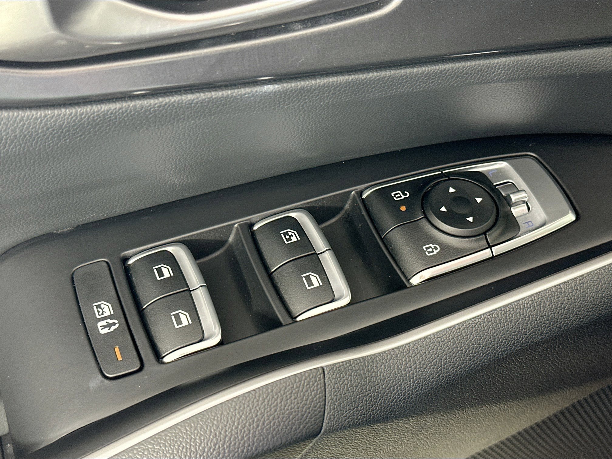 Used 2025 Kia Sorento LX image 17