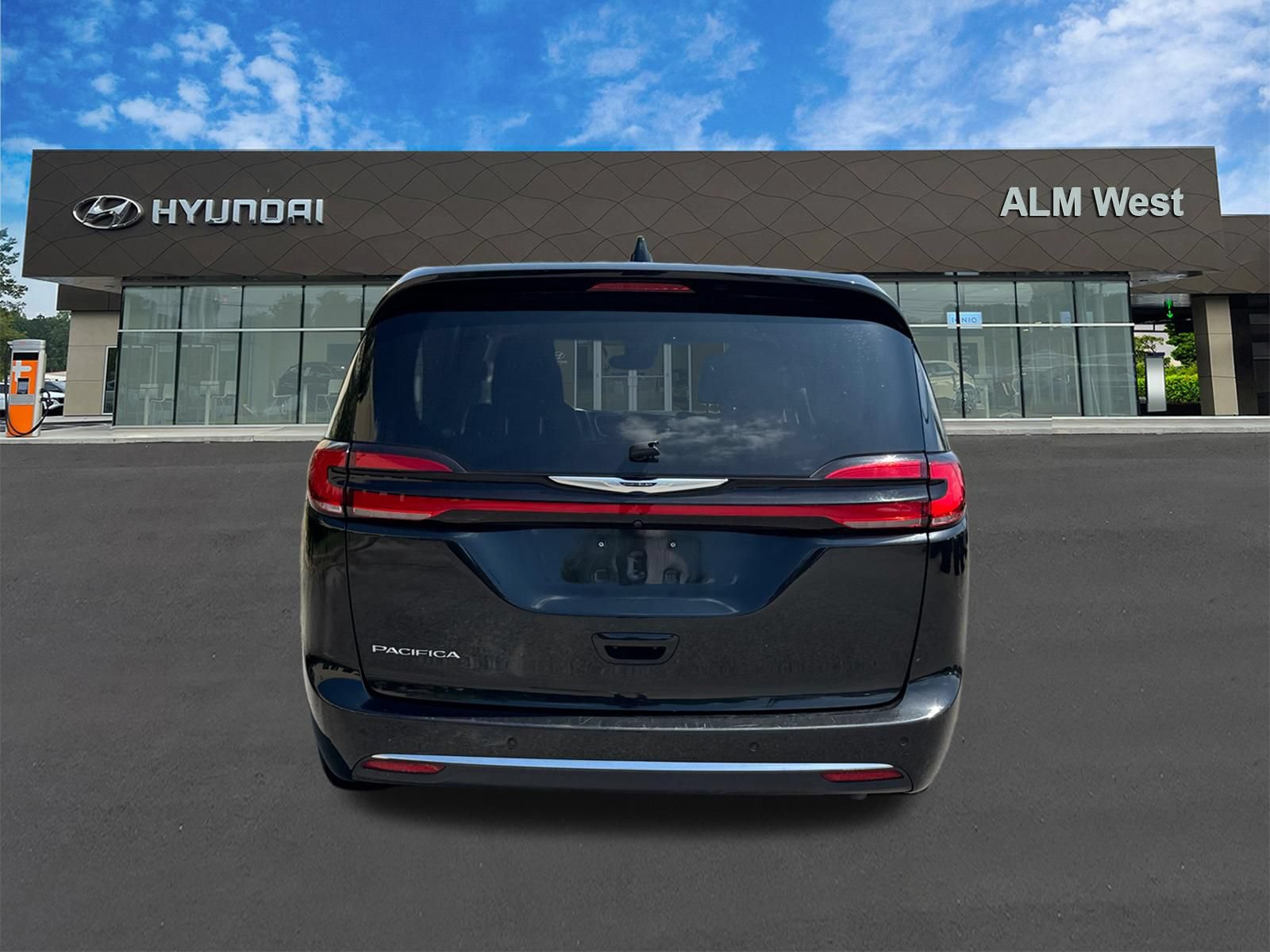 Used 2023 Chrysler Pacifica Touring-L FWD image 6