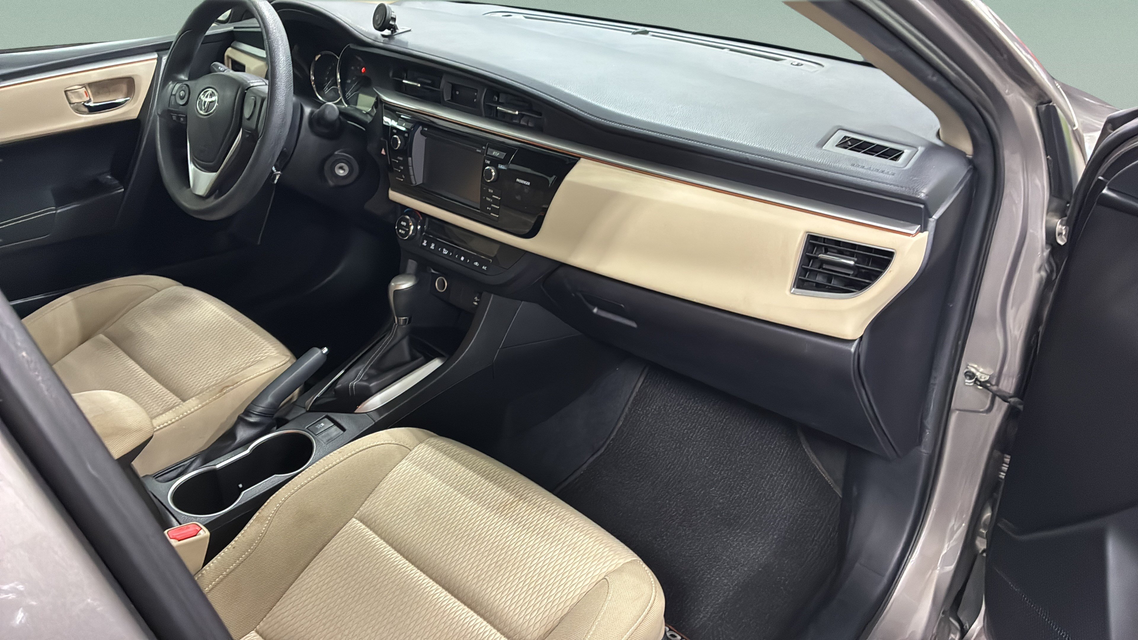 Used 2014 Toyota Corolla LE FWD image 18