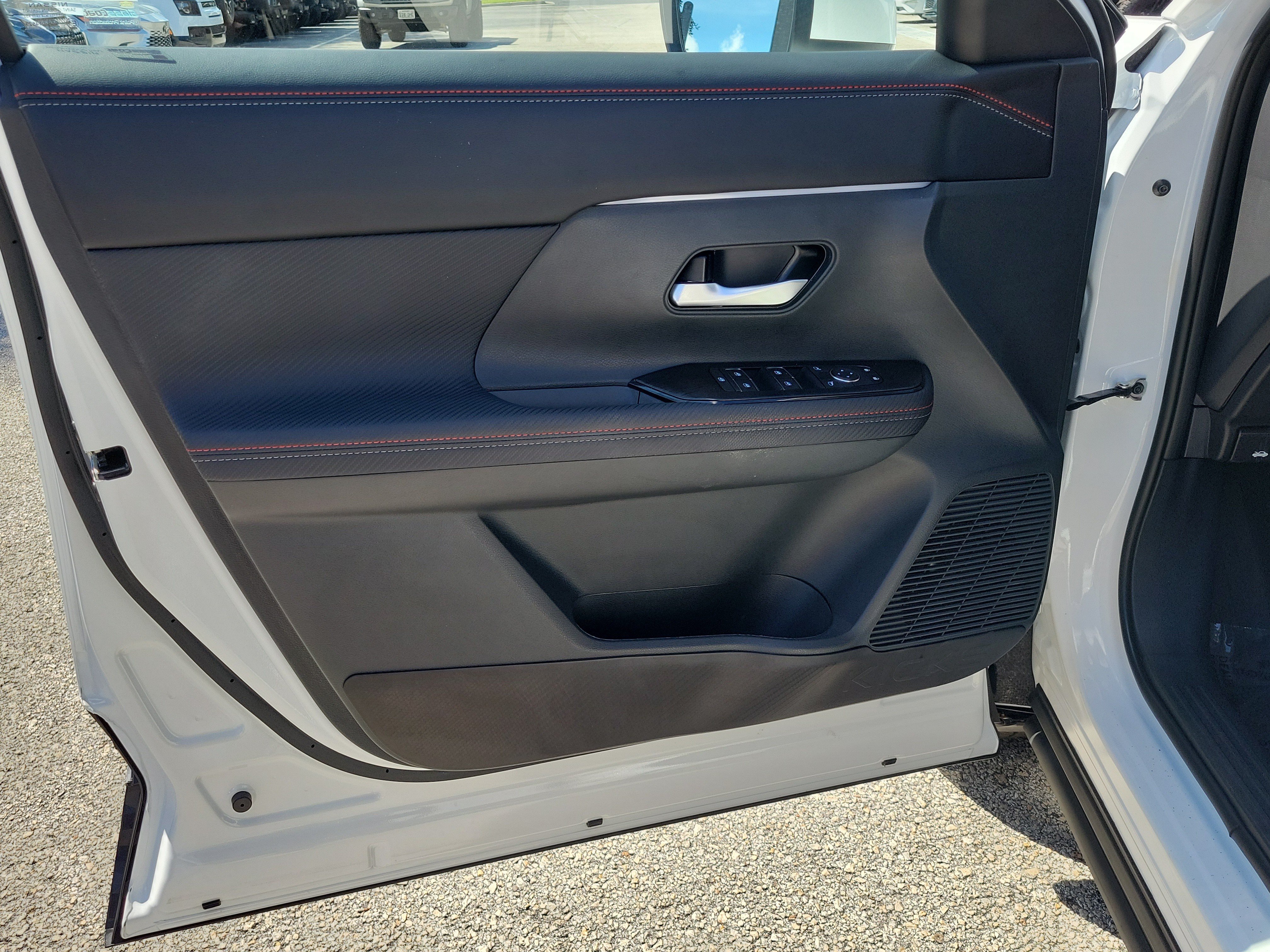 Used 2025 Nissan Kicks SR w/ SR Premium Package AWD/4WD image 17