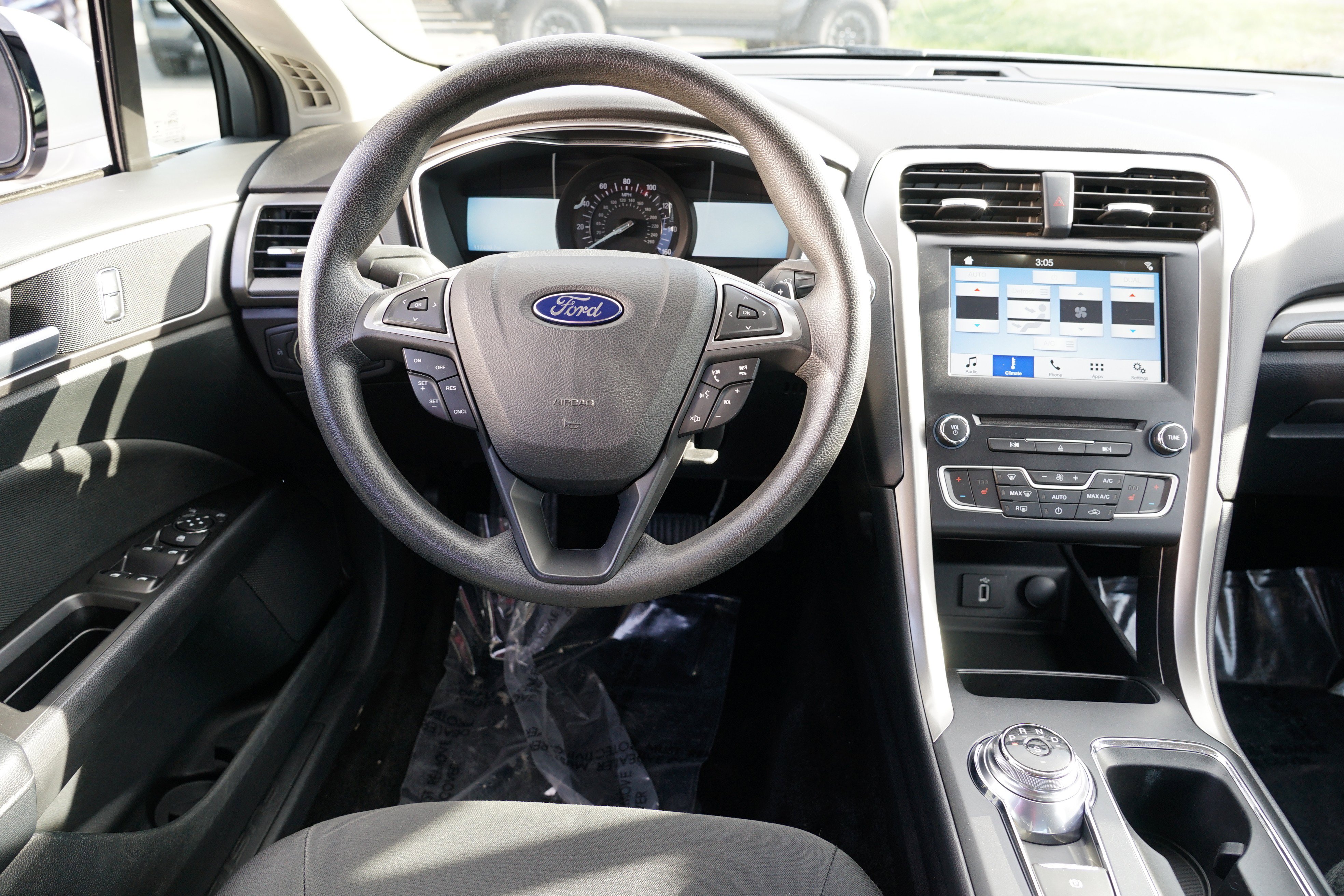 Used 2017 Ford Fusion SE w/ Fusion SE Technology Package image 21