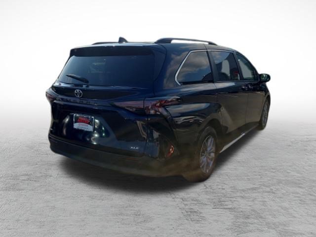 Certified 2026 Toyota Sienna XLE FWD image 7